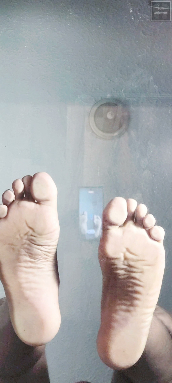 Soft Soleman: Muestra mis suelas en la mesa de vidrio (2026)