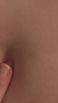 Milfka Nikki olizuje outie