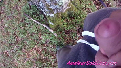 Amateur Solo Girls: Zralý muž sleduje, jak dívka masturbuje v lese