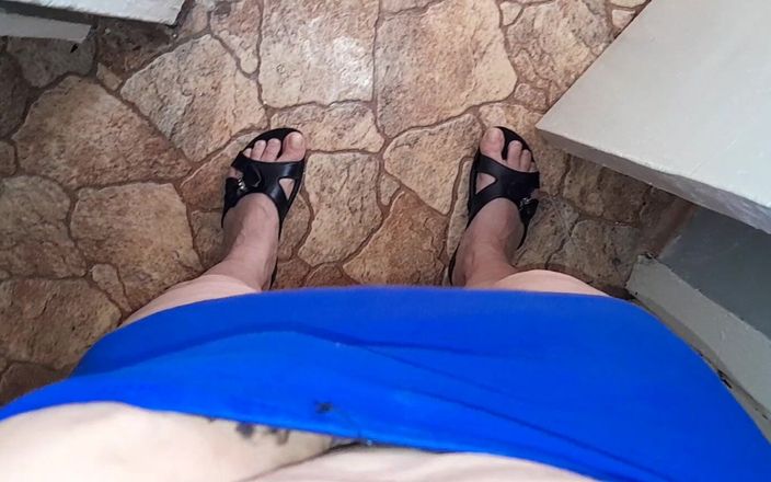 Lesbian-illusion: 私は隣人が大声で喘いでいるのを捕まえ、私たちは一緒に絶頂しました