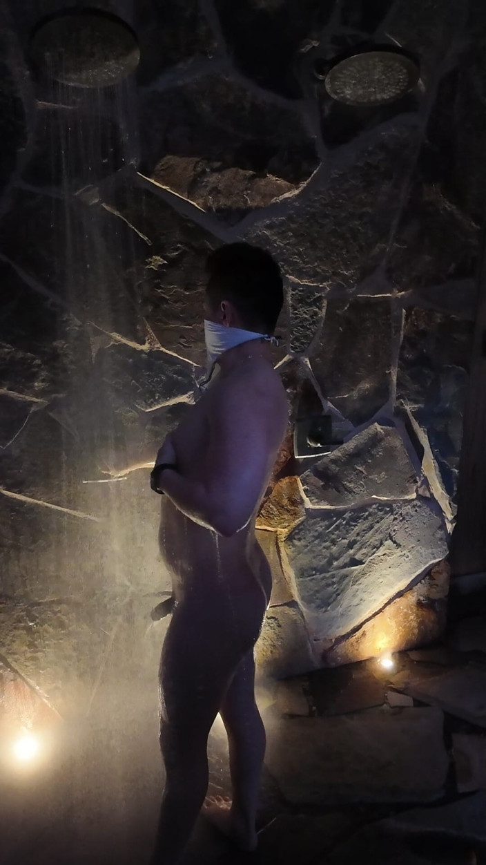 Barenakedmuscles: Nagi azjatyk mięśni hunk świt na zewnątrz prysznic Flex - gruby biceps, 6-pak...