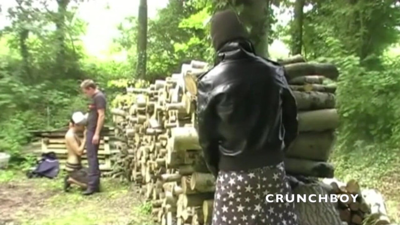 Crunch Boy: Fransız iri güzel kadın ormanda seksi bir itfaiyeci tarafından jockstrap...