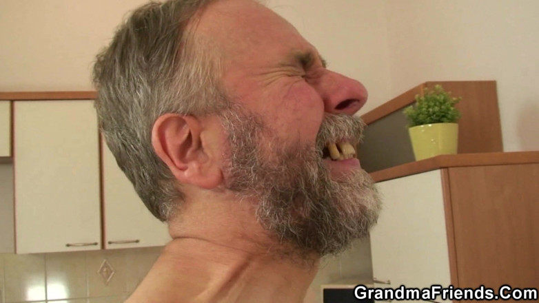 Grandma Friends: Збочений подарунок для дружини
