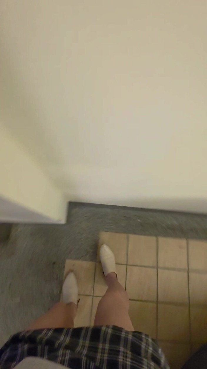 Taiwancdgirl: Mostrando le mutandine nel garage del motel