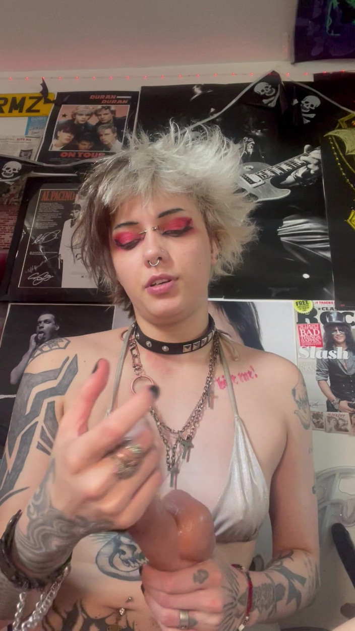 Glitterqueen1999: Joi dengan awek goth yang membuatkan awak makan air mani...