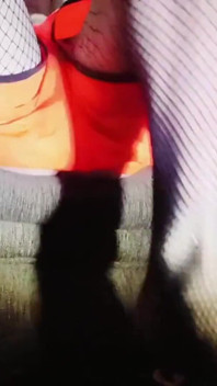 年轻男孩在他的沙发上张开他甜美的屁股