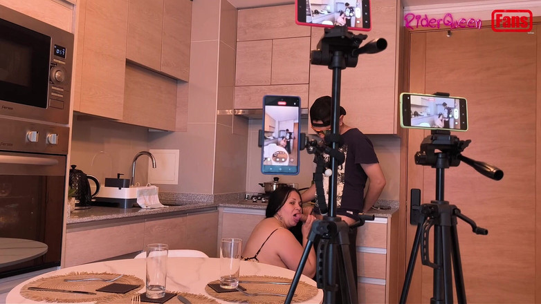 Riderqueen: 팬을 위한 비디오 - 부엌에서 계모를 방문하는 배다른 아들