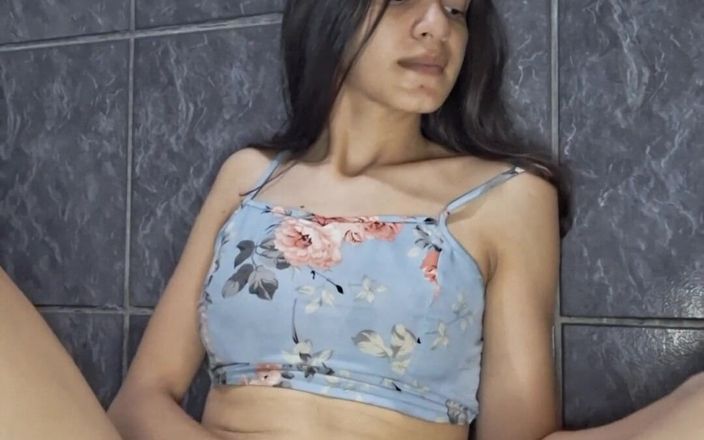 Alice Lima: Бразильська Аліса Ліма записує себе у ванній вдома під час мастурбації