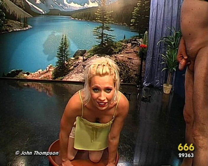 Piss Lover: Hot MILF - Obtém mijo escravo feito
