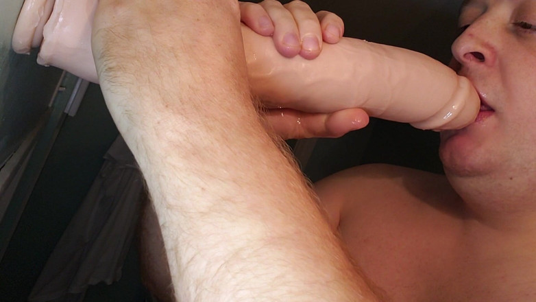 Charlieboy69: Đút sâu vào họng con cu giả 14 inch khổng lồ