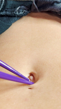 POV Tommy verkent Mars's navel met elk hulpmiddel dat hij kan vinden Mars Solo & Tommy Toetickler