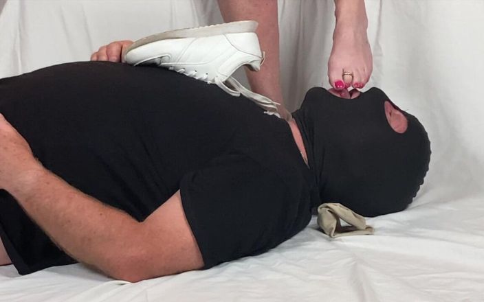 Mr MF: Doamna matură cu picioare folosind noul ei băiat cu picioare