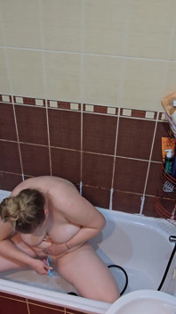 Rutina ve sprše mé baculaté manželky - holení a svěží pocit