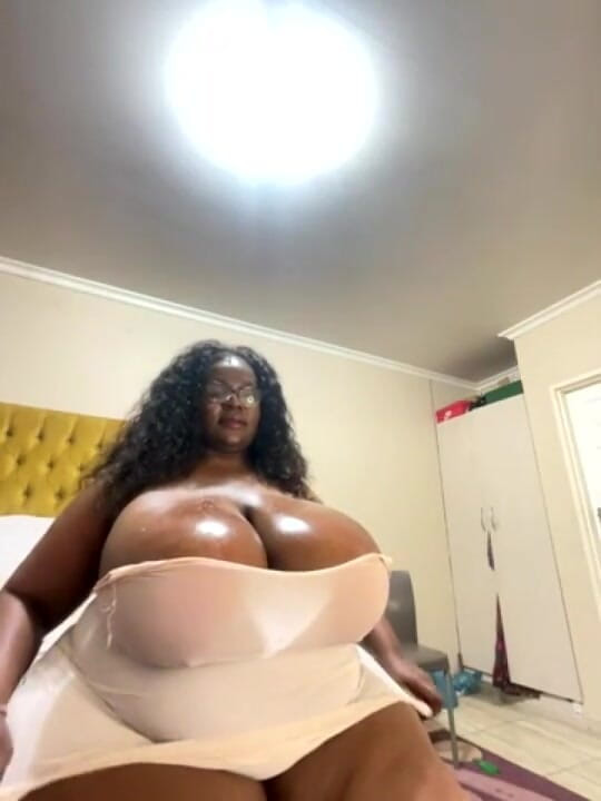 Legendary Booty Overdose: 授乳中のBBWミルフの胸と尻崇拝