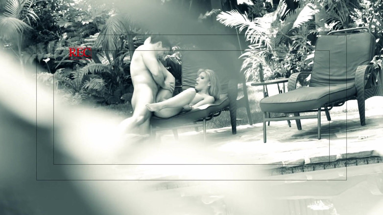Viewer Cam Guy: Loira milf chupa o pau de um cara e cavalga...