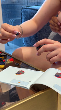 Šukání koz velkého výstřiku na moje velká prsa při pokusu postavit lego