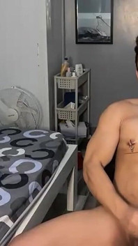 Філіппінський twink танцює голий у своїй спальні