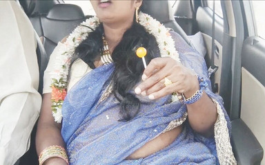 Telugu honey lips: Indische autoseks Telugu vuile praat.automobilist probeert Telugu Saree tante te...