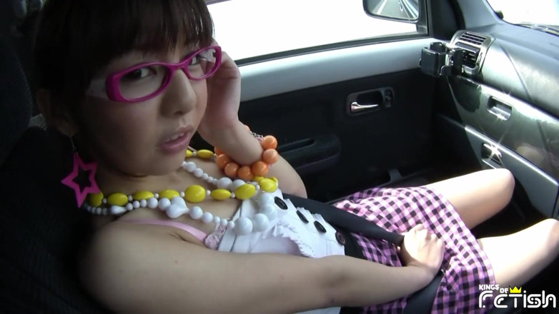 Pure Japanese adult video ( JAV): Teen Nhật Bản chơi với đồ chơi trong xe hơi và...