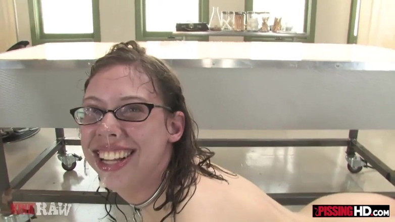 Pissing HD: Amatör dolabın ucubesi üstüne işenmeyi seviyor