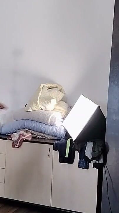Mirsur: Une Latina Sexy Essaye Et Se Déshabille.