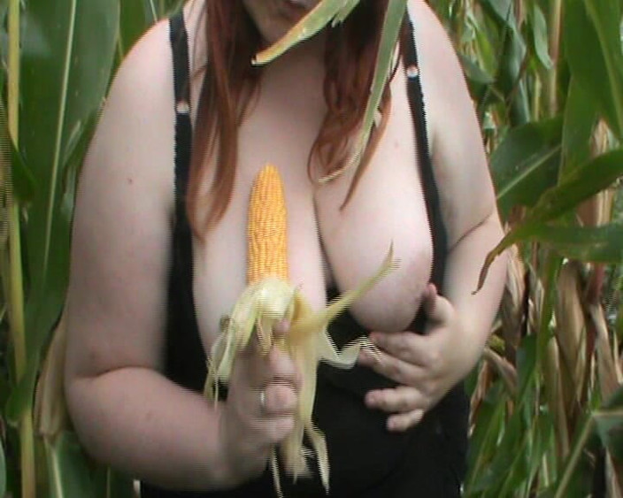 tammara big: Tammara en el campo de maíz