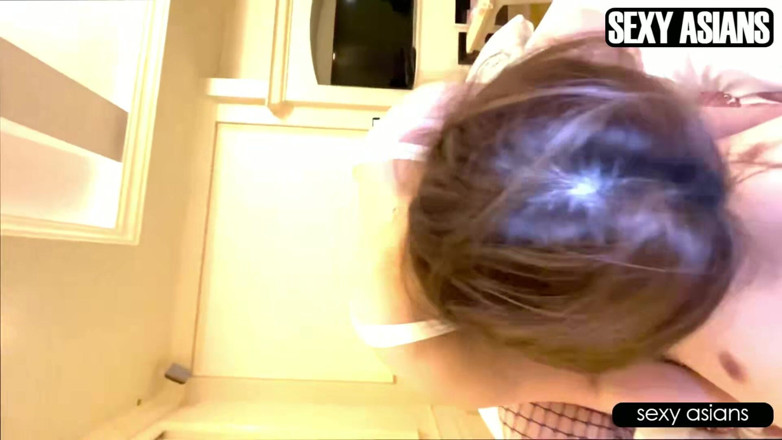 Asian cutie: Atletka s prsatými brýlemi v síťovaných punčochách, Surové setkání ji...