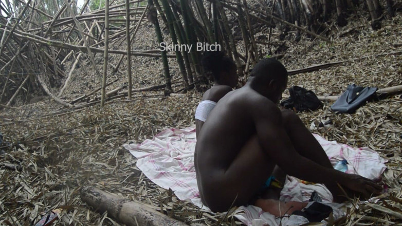 Skinny Bitch: 户外森林中的性爱 第二部分