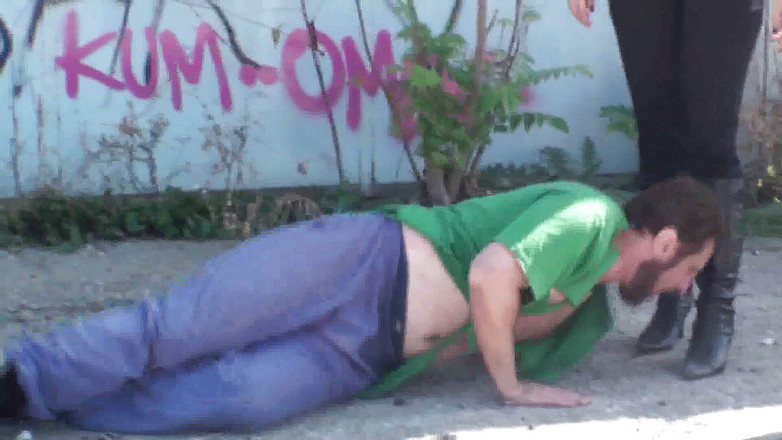 Femdom Austria: 户外靴子舔舐