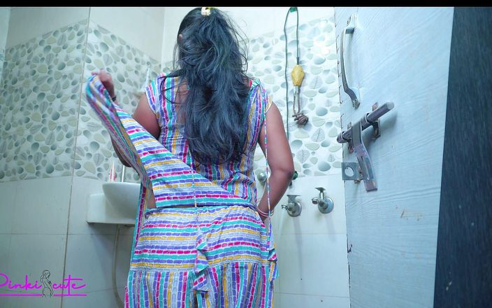 pinki_cute: India madrastra bañándose hijastro secretamente graba video de baño desnudo...