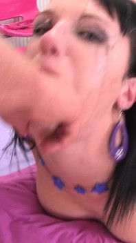 Kali pertama deepthroat dengan adik tiri saya