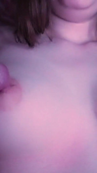 Mi mejor amigo ama mis tetas, chupando mis pezones
