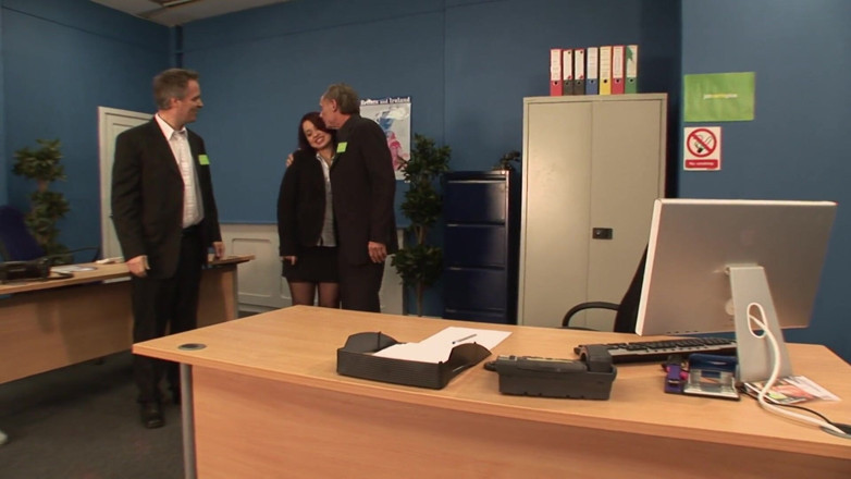 Get in my Office: Una dura azione di gruppo con una puttana mora in...