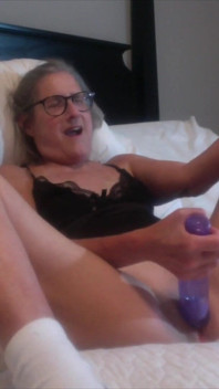 Milf fierbinte fute un vibrator imens ejaculează tare bunicuță matură de 60 de ani solo
