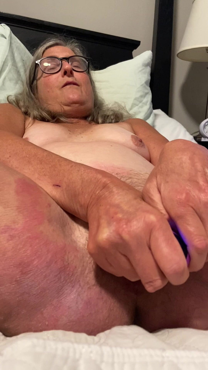 Squirting Senior: Une femme mature de plus de 60 ans joue avec sa...
