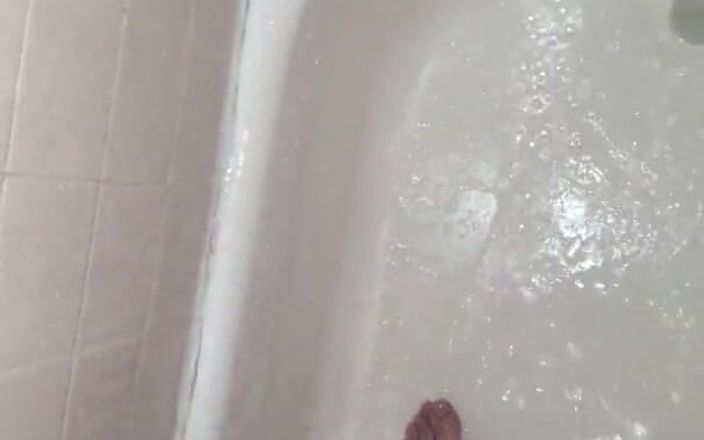 Z twink: 4k nieoszlifowy prosty facet szarpiący się pod prysznicem