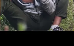 Assistindo uma história de sexo sozinha na floresta que você se sente mais com tesão