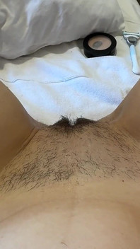 Mencukur memekku yang sangat berbulu dari dekat. Memek mupit dan toket kecil cewek ini dicukur