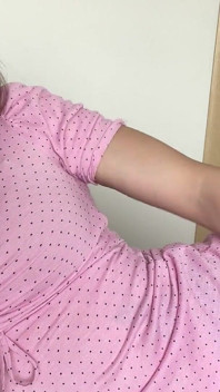 Linda chica con hermosas tetas sonríe y se masturba mientras está solo en casa