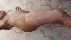 Riyathakur: देसी कुंवारी लड़की अपनी चूत धो रही है और हस्तमैथुन कर रही है