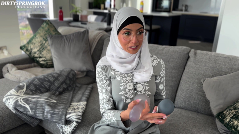 Aaliyah Yasin: Empregada inocente Aaliyah Yasin descobre brinquedos sexuais