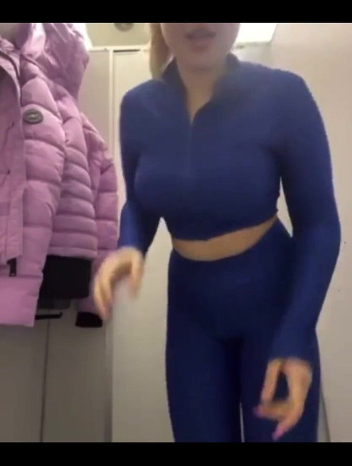 JuiceLussie: Masturbuje v šatně zblízka