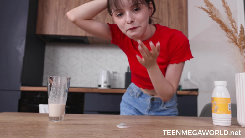 Teen Mega World: Permainan menjolok pada waktu makan tengah hari