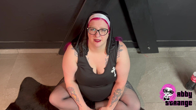 Abby Strange: 超级粗俗！我穿着修女的服装打嗝