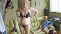 Real Sex Pass: Зрелая похлопает на ее первой фотосессии