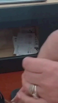 POV MILF cu masturbare manuală cu spermă pe mâini