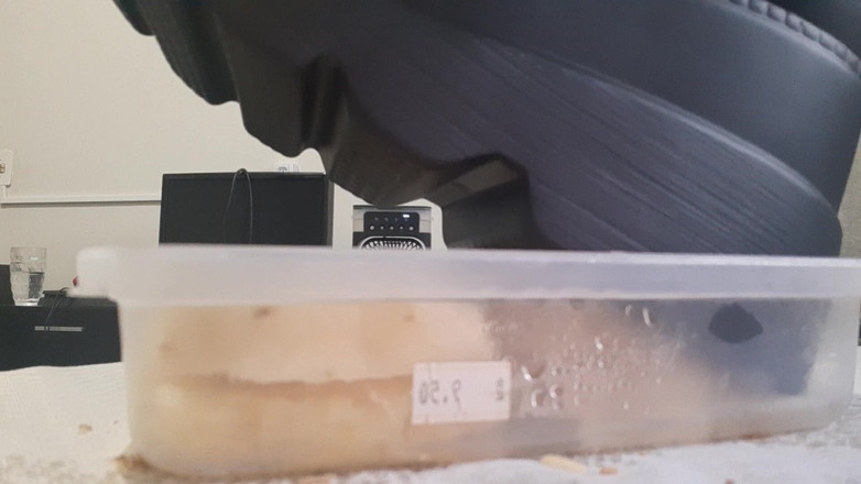 Bladexfeet: ブーツでパイナップルを潰す