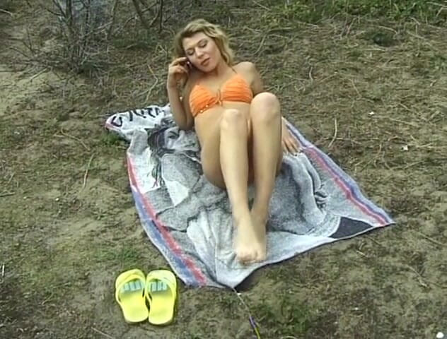Flash Model Amateurs: Adorável loira brinca com seu corpo sexy ao ar livre