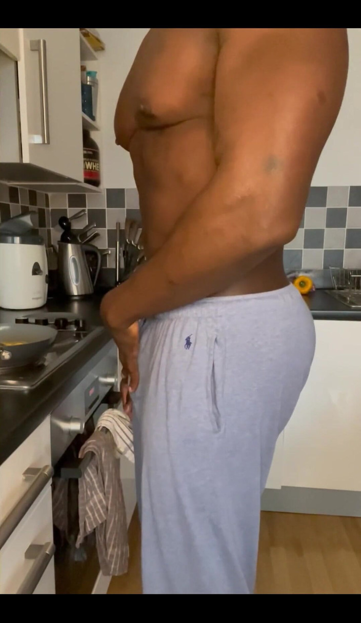 Afro Black XXX: 내가 튀긴 것을 고려하면 매우 대담한 움직임! 일요일은 어시나요? 먹고 휴식을 취할 여기에 요리. 해피 선데이 내 연인