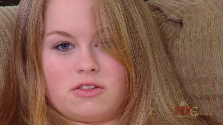 ATKIngdom Fans: Procace puttana ragazza usa un grosso dildo per compiacere la...